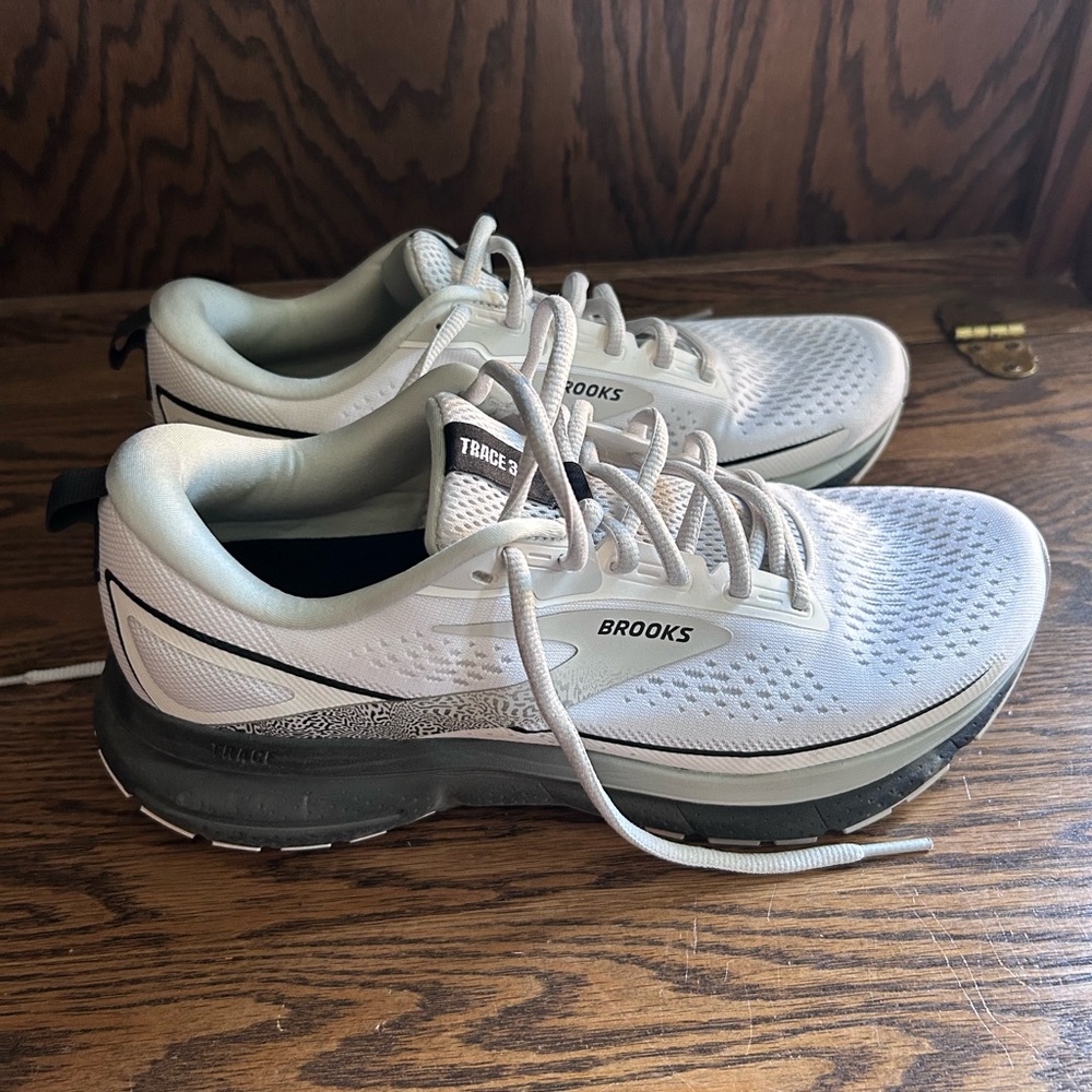 Brooks Women’s Trace 3 Size 9.5 wide EUC 👟